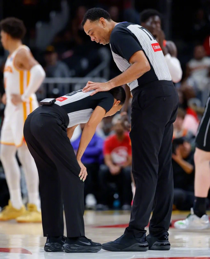 华体会hth官网-裁判穿鞋引热议,职业规范受关注_新浪新闻