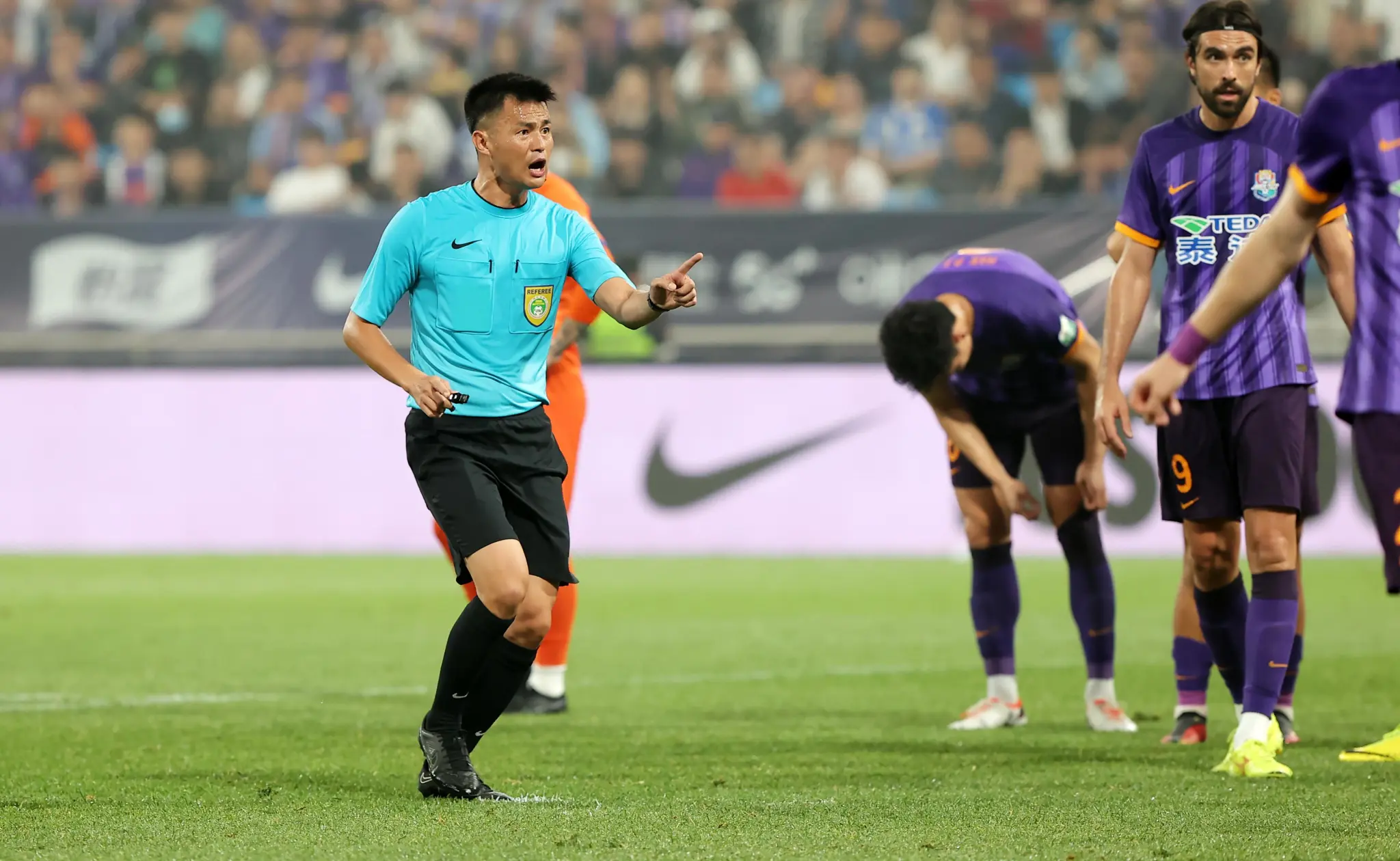 杨翼:去年“金哨”李海新执法上海德比,他的风格较为严厉